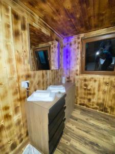 ein Bad mit einem Waschbecken und einem Spiegel in der Unterkunft Guest House Kukaj Valbone in Valbonë