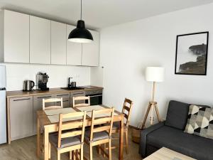 Kuchyňa alebo kuchynka v ubytovaní Apartamenty Lobeliowy Port