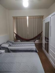 um quarto com 2 camas e uma janela em Apartamento em Copacabana no Rio de Janeiro