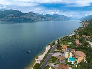 una vista aérea de una ciudad junto a un cuerpo de agua en Hotel Garni Rosmari, en Brenzone sul Garda