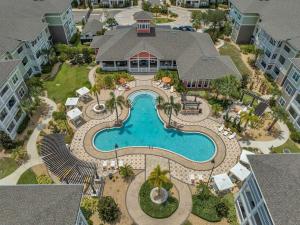 una vista aérea de una piscina en un complejo en Lavish 2BR Apartment in Tampa en Tampa