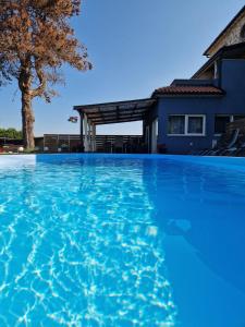 Bazén v ubytování Villa Makale nebo v jeho okolí