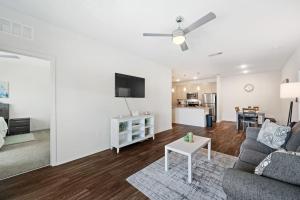 een woonkamer met een bank en een tafel bij Lavish 2BR Apartment in Tampa in Tampa