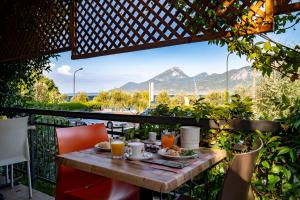 una mesa al aire libre con vistas a las montañas en Hotel Garni Rosmari, en Brenzone sul Garda