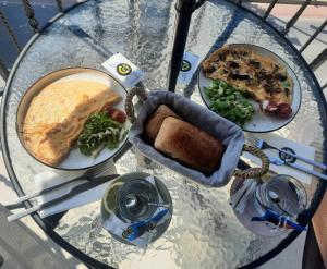 una mesa de cristal con dos platos de comida. en Comfort Hotel Prizren, en Prizren