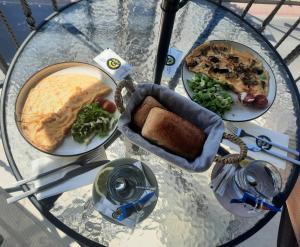 einen Glastisch mit zwei Teller Essen drauf. in der Unterkunft Comfort Hotel Prizren in Prizren