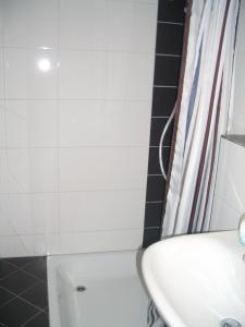 Łazienka z umywalką i białą toaletą w obiekcie Pension Rialto w mieście Staufenberg