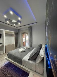 una camera da letto con un grande letto e un soffitto blu di Residence Villa Rosa dei Venti a Cinisi