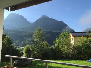 Uma vista geral da montanha ou uma vista da montanha a partir do apartamento