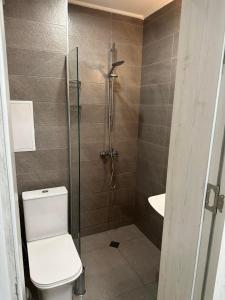 y baño con ducha, aseo y lavamanos. en Apartment Perla - АТЕА Complex, en Kavarna