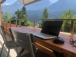 Uma vista geral da montanha ou uma vista da montanha a partir do apartamento