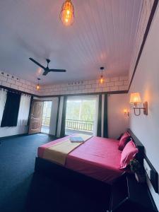 1 dormitorio con 1 cama grande con sábanas rosas en Linn View Home Stay Munnar, en Munnar