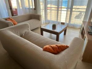 sala de estar con sofá y mesa en LA GEODA vivienda vacacional turística 8 personas en Villaricos