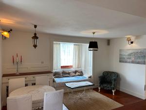 VajkovceにあるMezonet XXXのソファとテーブルのあるリビングルーム