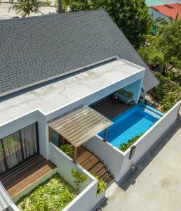 an aerial view of a house with a swimming pool at Villa Mia Fulhadhoo in Fulhadhoo