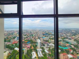 uma vista da cidade a partir de uma janela em Suite 1 Bedroom with Seaview-Horizons 101 em Cebu