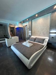 una grande camera da letto con un grande letto in una stanza di Residence Villa Rosa dei Venti a Cinisi
