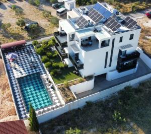 uma vista aérea de uma casa com painéis solares em VILLA JANE INN em Rogoznica