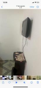 een tv op een tafel in een kamer bij Casa em Diamantina in Diamantina