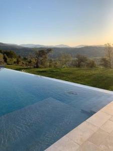 Πισίνα στο ή κοντά στο Magnifique Villa en Provence