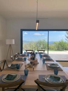 Restavracija oz. druge možnosti za prehrano v nastanitvi Magnifique Villa en Provence