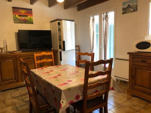 a kitchen and dining room with a table and chairs at SUPER LIORAN LA MAISONETTE à 5 km de la station in Saint-Jacques-des-Blats