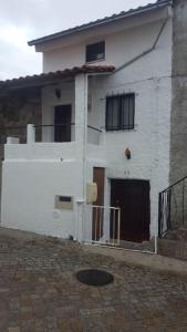 une maison blanche avec une porte en face dans l'établissement Casa da Catraia - Remodelação recente nos quartos, à Póvoa de Midões