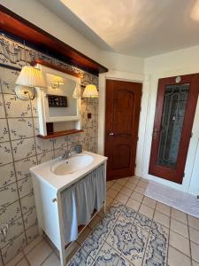 VajkovceにあるMezonet XXXのバスルーム(白い洗面台、ドア付) +31枚の写真