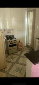 een keuken met een fornuis en een tegelvloer bij Casa em Diamantina in Diamantina
