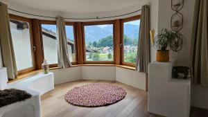 Cảnh núi rừng hoặc tầm nhìn ra núi từ căn hộ +6 ảnh