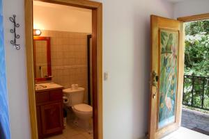 Vonios kambarys apgyvendinimo įstaigoje Gingerbread Restaurant & Hotel