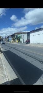 een auto die door een straat met gebouwen rijdt bij Casa em Diamantina in Diamantina