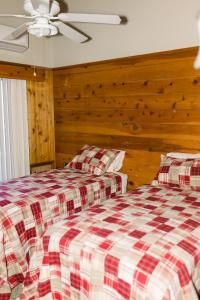 dos camas sentadas una al lado de la otra en una habitación en Redican's Retreat - Great lake view home located near the falls, en Bass Lake