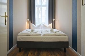 Cama en habitación con ventana en Quiet Courtyard Apartment (PB1), en Berlín