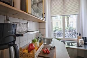 una cocina con una barra con una caja de frutas y verduras en Quiet Courtyard Apartment (PB1) en Berlín