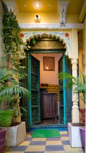 Soham Haveli Udaipur في أودايبور: مدخل لمبنى فيه باب مفتوح