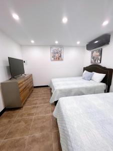 Cette chambre comprend 2 lits et une télévision à écran plat. dans l'établissement 3050 Place, à San Juan
