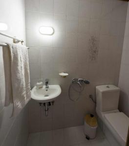 een badkamer met een wastafel en een toilet bij Villa Aelia in Kámpos