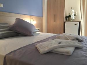 Postel nebo postele na pokoji v ubytování Apollon Hotel