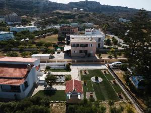 an aerial view of a house with a yard at Villa Aelia in Kámpos