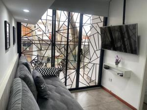 sala de estar con sofá y ventana grande en DEPARTAMENTO VERA MUJICA 4 COHERA PROPIA INCLUIDA en Rosario