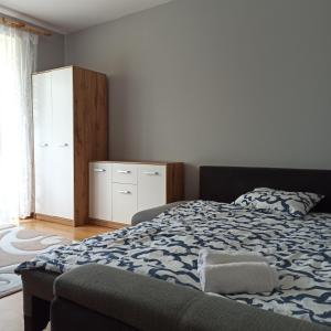 a bedroom with a bed and a dresser and a bed sidx sidx sidx sidx at Apartament Dunikowskiego 57m2 in Lublin