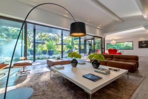 a living room with a couch and a table at Villa AmanJango in Seignosse