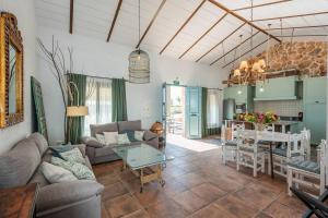 a living room with a couch and a table at Casa Rural Olavide 