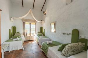 een kamer met vier bedden in een kamer bij Casa Rural Olavide 