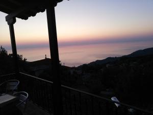 widok na zachód słońca z balkonu domu w obiekcie Guest House Pafili w mieście Zagora