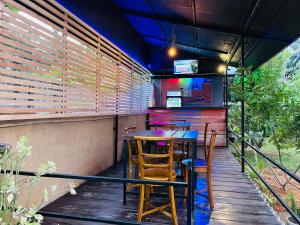 eine Bar mit einem Tisch und Stühlen auf einer Terrasse in der Unterkunft ORENDA ECO LODGE & SPA in Galle
