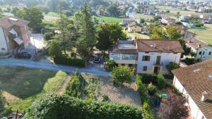 eine Luftansicht eines Hauses in einem Dorf in der Unterkunft casa vacanze Rita in Gubbio