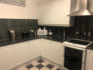 Kuchyň nebo kuchyňský kout v ubytování Captivating 2-Bed Apartment in Isle of Bute