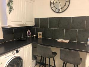 Kuchyň nebo kuchyňský kout v ubytování Captivating 2-Bed Apartment in Isle of Bute